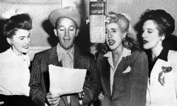 Klip sange Bing Crosby & The Andrews Sisters online gratis.